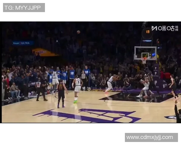 篮球赛绝平三分压哨投中全场沸腾瞬间观众齐声欢呼裁判瞩目 篮球赛绝平三分压哨投中全场沸腾瞬间观众齐声欢呼裁判瞩目